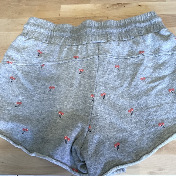 🍒 Betsey Johnson Sweat Shorts, gray w/ cherry print, size M - Picture 2 of 3